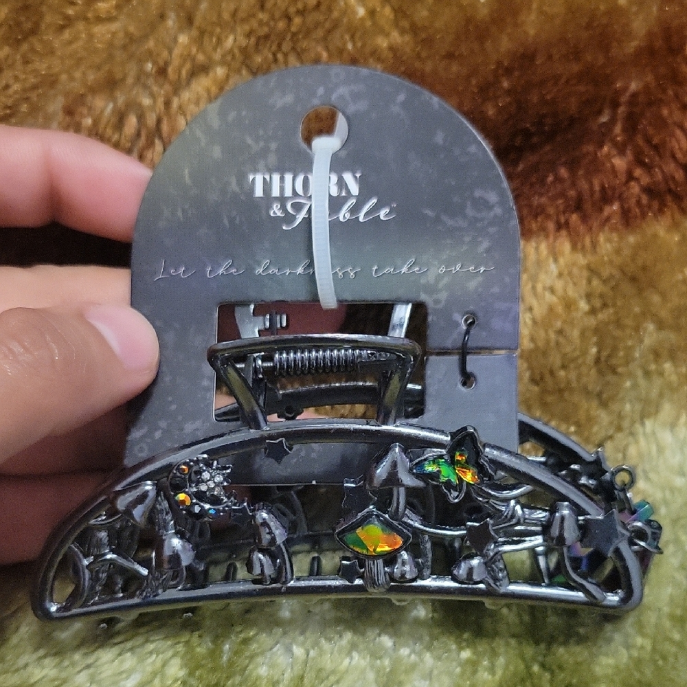 Thorn & Fable Black Hair Clip with Star Accents